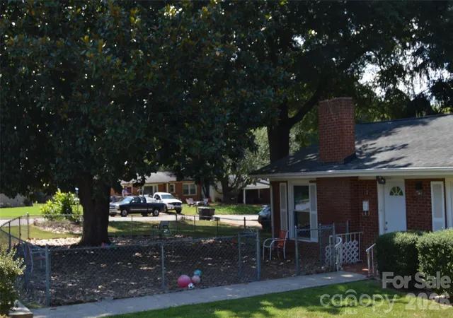 Photo 3 of Single family home for sale at 437 Hillcrest Rd, Statesville, NC 28677 | MLS# 4420971 | Listing updated on 2026-09-04