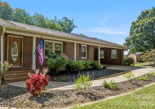 Photo 2 of Single family home for sale at 4022 Lynn Cir, Shelby, NC 28152 | MLS# 4420992 | Listing updated on 2026-09-07