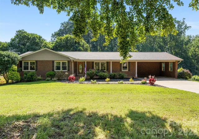 Photo 3 of Single family home for sale at 4022 Lynn Cir, Shelby, NC 28152 | MLS# 4420992 | Listing updated on 2026-09-07