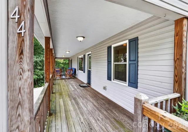 Photo 2 of Single family home for sale at 44 Autumn View Dr, Hendersonville, NC 28792 | MLS# 4421055 | Listing updated on 2026-09-28