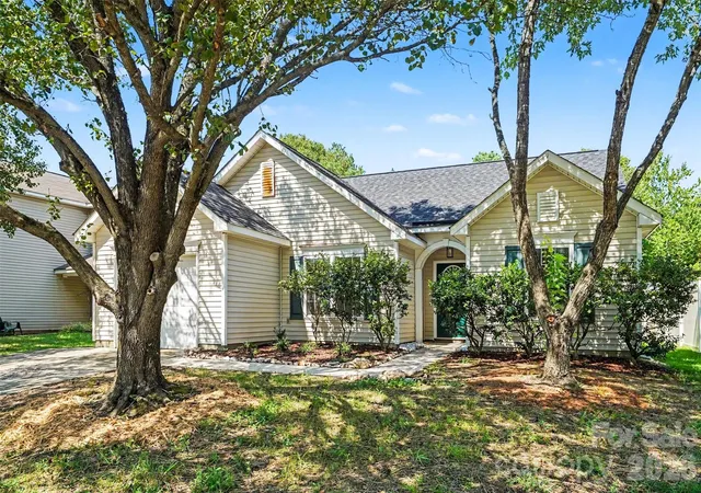 Photo 1 of Sale Pending at 10424 Green Hedge Ave, Charlotte, NC 28269 | MLS# 4421376 | Listing updated on 2026-09-06