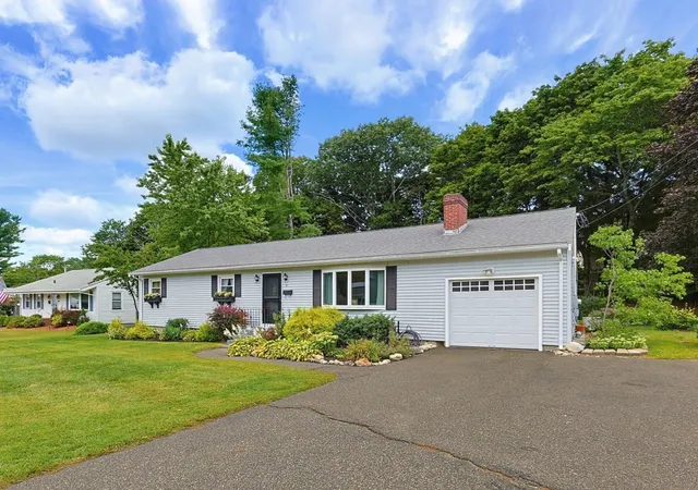 Photo 2 of Sale Pending at 4 Willow St, Franklin, MA 02038 | MLS# 73571290 | Listing updated on 2026-09-29