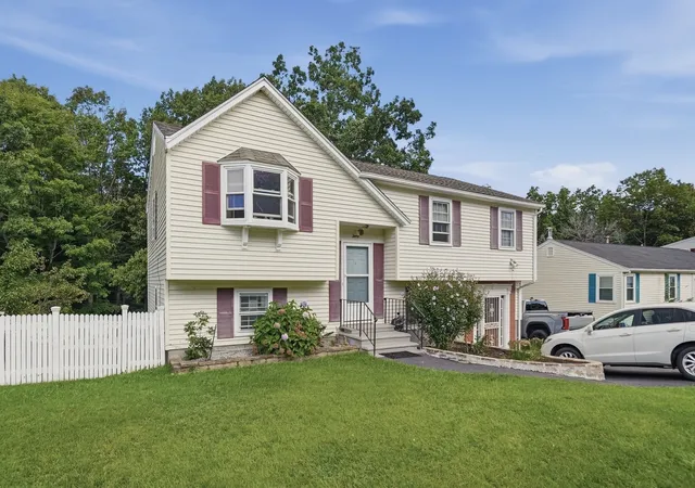 Photo 2 of Single family home for sale at 30 Parsons Hl Dr, Worcester, MA 01603 | MLS# 73572605 | Listing updated on 2026-09-13