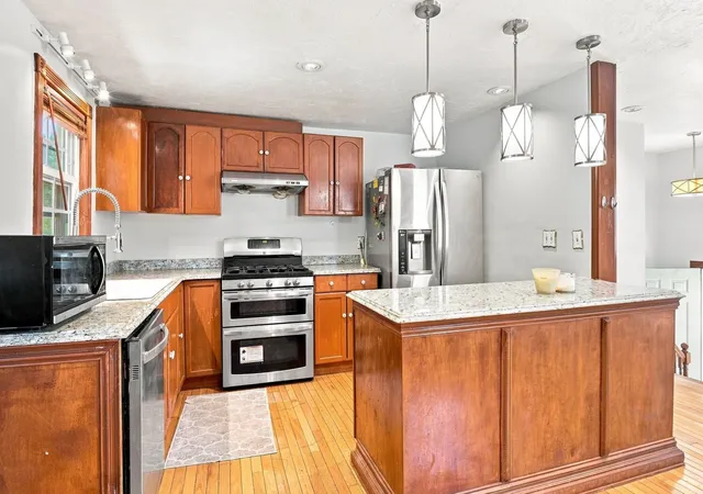 Photo 3 of Single family home for sale at 30 Parsons Hl Dr, Worcester, MA 01603 | MLS# 73572605 | Listing updated on 2026-09-13