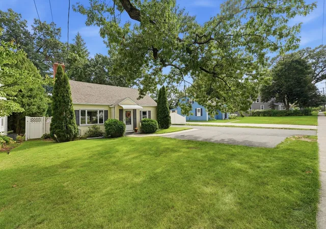 Photo 3 of Sale Pending at 401 Kings Hwy, West Springfield, MA 01089 | MLS# 73575521 | Listing updated on 2026-10-02
