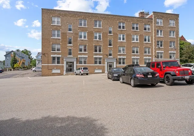 Listing Photo 1 - Condo for sale in building located at 6 Chatham Pl, Worcester, MA 01609 - Unit #8