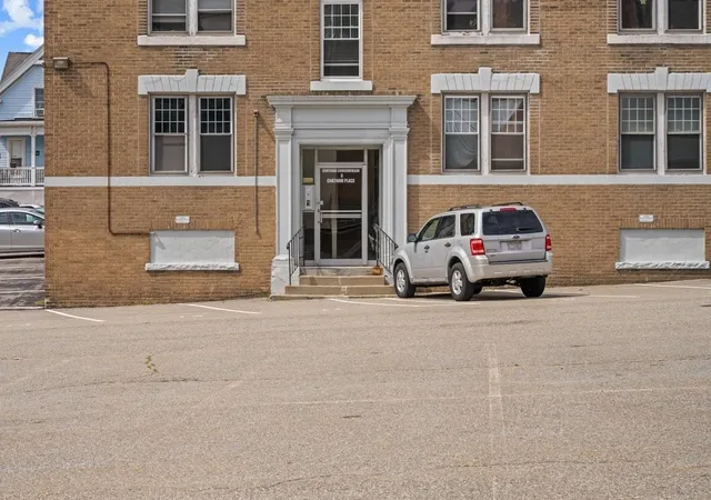 Listing Photo 2 - Condo for sale in building located at 6 Chatham Pl, Worcester, MA 01609 - Unit #8