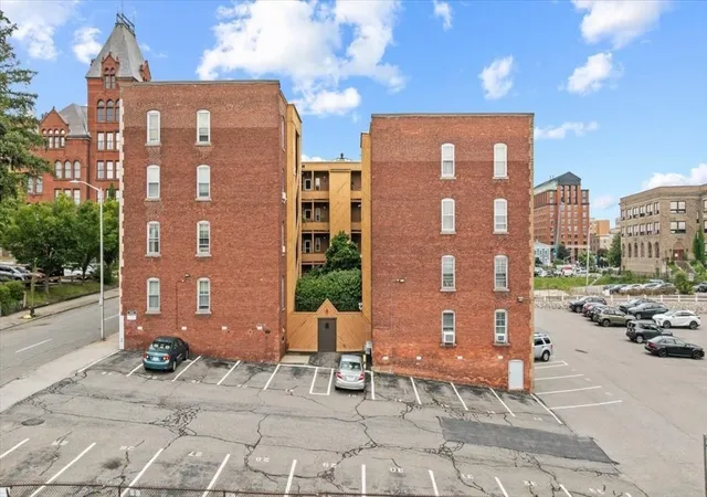 Listing Photo 3 - Condo for sale in building located at 6 Chatham Pl, Worcester, MA 01609 - Unit #8