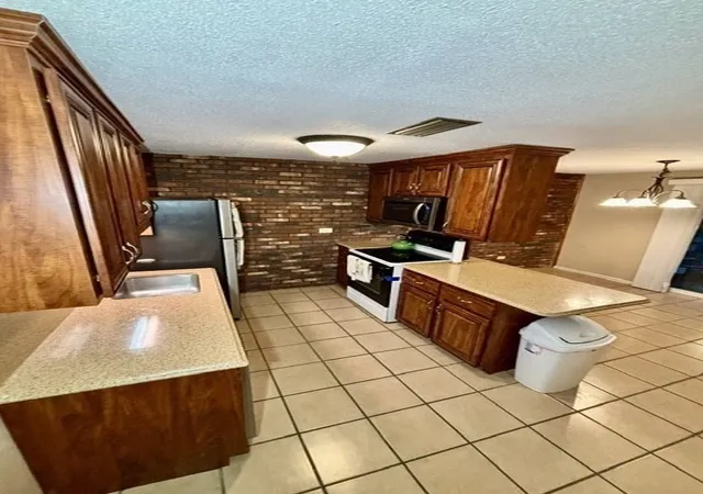Photo 3 of Condo for sale at 6 Meadowbrook Ln #4, South Easton, MA 02375 | MLS# 73572496 | Listing updated on 2026-09-14