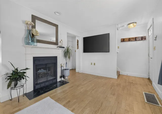 Listing Photo 4 - Condo for sale in building located at 4 Rowells Ct, Amesbury, MA 01913 - Unit #C