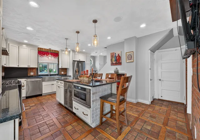Photo 2 of Single family home for sale at 189 Washington St, Canton, MA 02021 | MLS# 73583776 | Listing updated on 2026-10-03