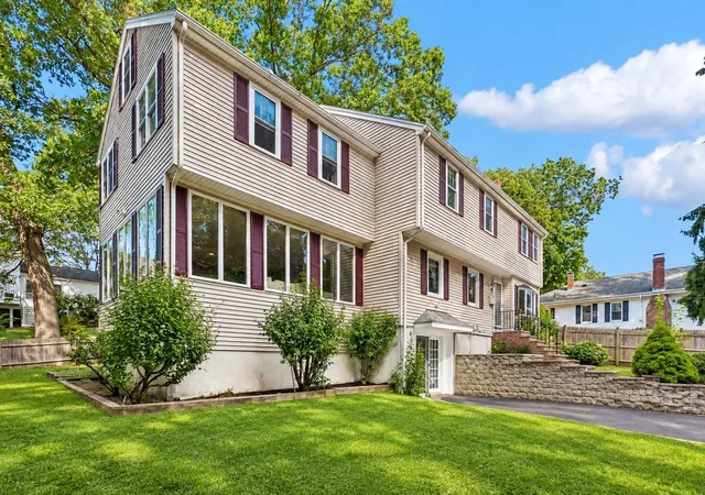 Photo 3 of Single family home for sale at 25 Evelyn Pl, Quincy, MA 02171 | MLS# 73584931 | Listing updated on 2026-10-13