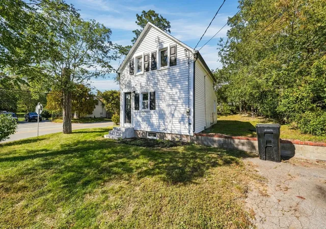 Photo 3 of Single family home for sale at 963 Russells Mills Rd, Dartmouth, MA 02748 | MLS# 73568996 | Listing updated on 2026-10-27