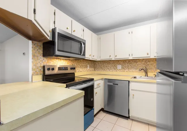 Listing Photo 1 - Condo for sale in building located at 685 Oak St, Brockton, MA 02301 - Unit #17-1