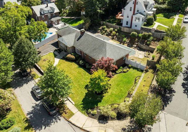 Photo 2 of Single family home for sale at 19 Chamberlain Pkwy, Worcester, MA 01602 | MLS# 73588290 | Listing updated on 2026-10-12