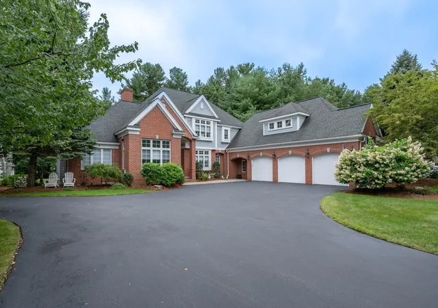 Single family home for sale at 4 Crestwood Ln, Nashua, NH 03062 | MLS# 73572114