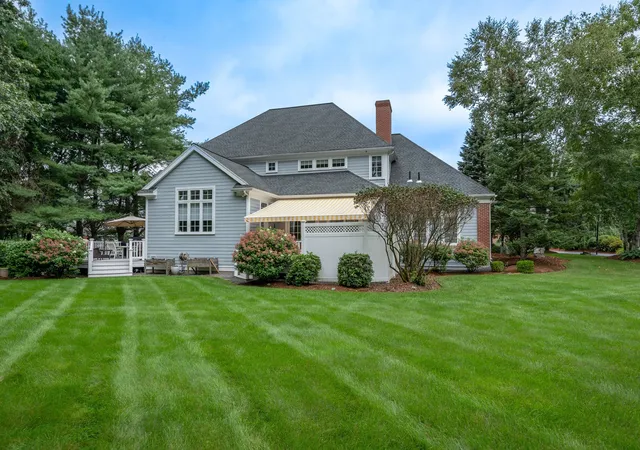 Photo 2 of Single family home for sale at 4 Crestwood Ln, Nashua, NH 03062 | MLS# 73572114 | Listing updated on 2026-09-08