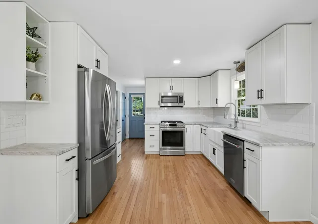 Photo 3 of Sale Pending at 33 Bay Colony Dr, Ashland, MA 01721 | MLS# 73578330 | Listing updated on 2026-09-23