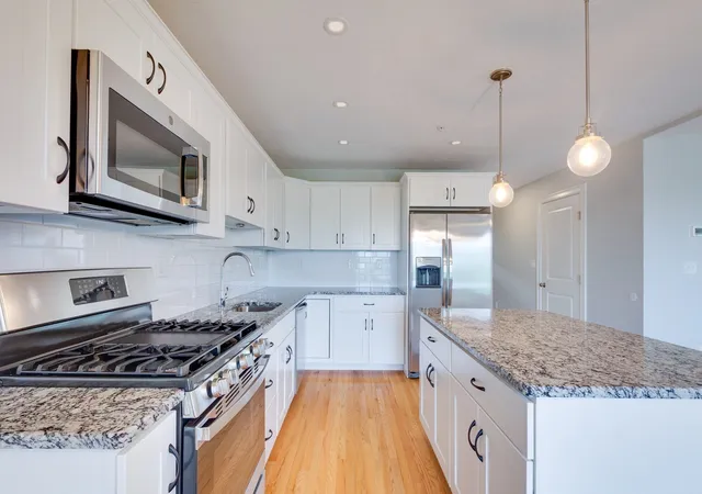 Listing Photo 5 - Condo for sale in building located at 1204 Hazelwood Wy, Clinton, MA 01510 - Unit #1204