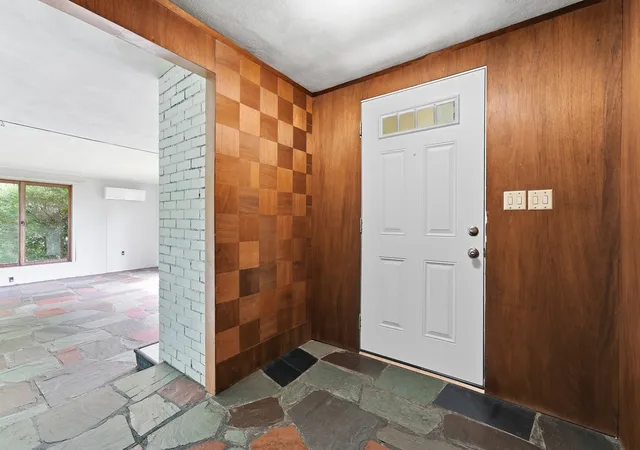 Photo 2 of Sale Pending at 31 Woodcrest Rd, Springfield, MA 01129 | MLS# 73575823 | Listing updated on 2026-09-30