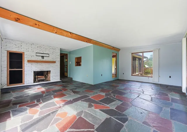 Photo 3 of Sale Pending at 31 Woodcrest Rd, Springfield, MA 01129 | MLS# 73575823 | Listing updated on 2026-09-30