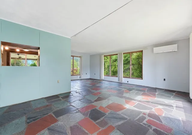 Photo 3 of Sale Pending at 31 Woodcrest Rd, Springfield, MA 01129 | MLS# 73575823 | Listing updated on 2026-09-30