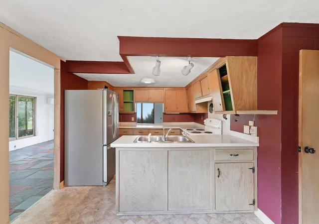Photo 4 of Sale Pending at 31 Woodcrest Rd, Springfield, MA 01129 | MLS# 73575823 | Listing updated on 2026-09-30