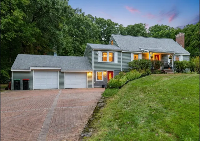 Photo 1 of Single family home for sale at 194 W Sutton Rd, Sutton, MA 01590 | MLS# 73584993 | Listing updated on 2026-10-04