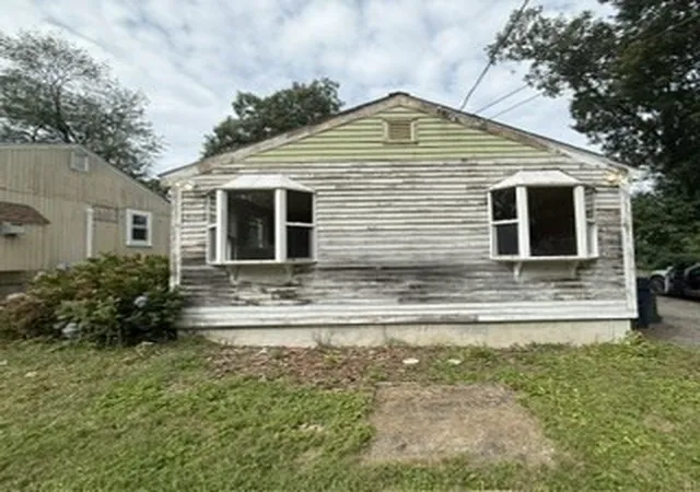 Photo 4 of Sale Pending at 42 Whittier Rd, Marlborough, MA 01752 | MLS# 73574254 | Listing updated on 2026-10-01