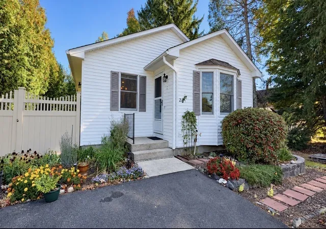 Photo 3 of Single family home for sale at 2 Grandview Ln, Easthampton, MA 01027 | MLS# 73587758 | Listing updated on 2026-10-16