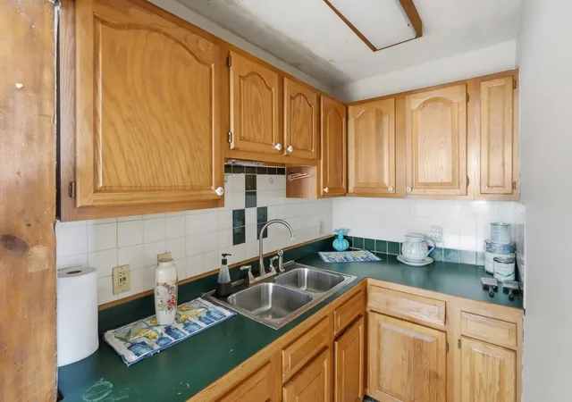 Photo 4 of Sale Pending at 7 Preston St, Worcester, MA 01610 | MLS# 73583966 | Listing updated on 2026-10-16