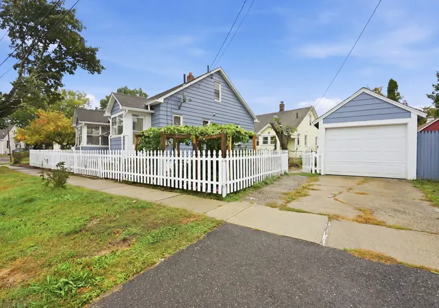 Photo 3 of Sale Pending at 1774 Carew St, Springfield, MA 01104 | MLS# 73583023 | Listing updated on 2026-10-28