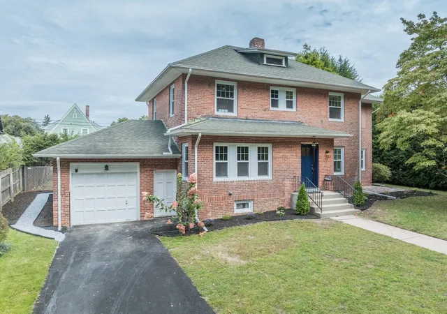 Photo 3 of Single family home for sale at 41 Dartmouth St, Holyoke, MA 01040 | MLS# 73576156 | Listing updated on 2026-09-15