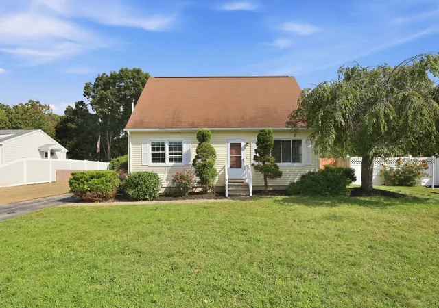 Photo 2 of Single family home for sale at 5 Timber Ln, Holyoke, MA 01040 | MLS# 73570534 | Listing updated on 2026-09-08