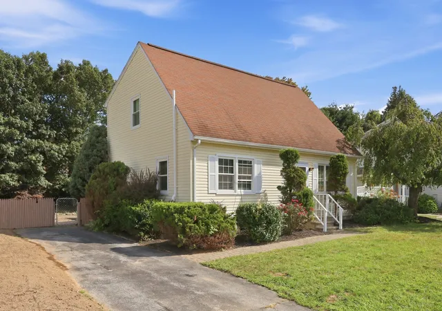 Photo 3 of Single family home for sale at 5 Timber Ln, Holyoke, MA 01040 | MLS# 73570534 | Listing updated on 2026-09-08