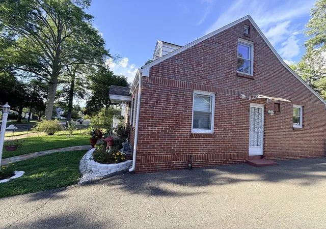 Photo 3 of Single family home for sale at 169 Roosevelt Ave, Springfield, MA 01118 | MLS# 73570898 | Listing updated on 2026-09-06