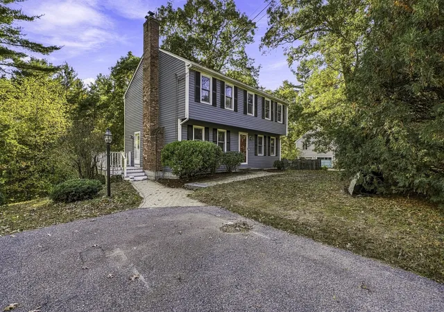 Photo 2 of Single family home for sale at 565 Hartford Ave E, Uxbridge, MA 01569 | MLS# 73589366 | Listing updated on 2026-10-15