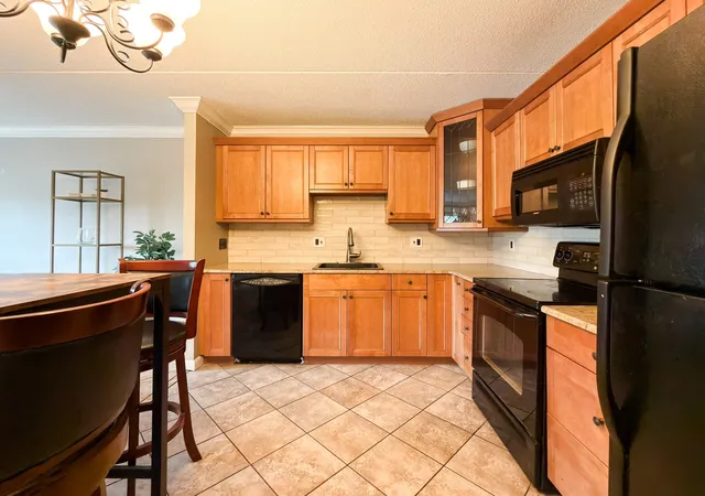 Listing Photo 4 - Condo for sale in building located at 80 N Warren St, Woburn, MA 01801 - Unit #37