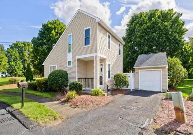 Listing Photo 2 - Condo for sale in building located at 27 Curry Ln, Chicopee, MA 01022 - Unit #27