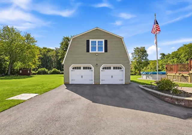 Photo 3 of Single family home for sale at 81 Rochdale St, Auburn, MA 01501 | MLS# 73584255 | Listing updated on 2026-10-14