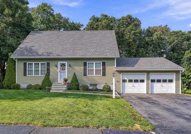Single family home for sale at 14 Oak Cir, Holden, MA 01520 | MLS# 73582275