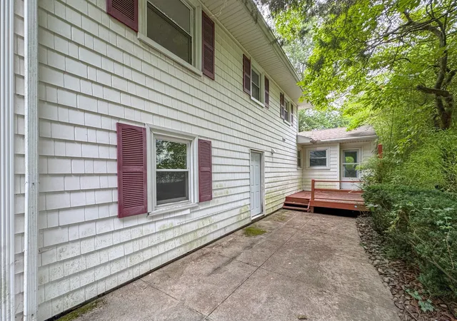 Photo 3 of Single family home for sale at 28 Hl Top Dr, East Greenwich, RI 02818 | MLS# 73575545 | Listing updated on 2026-09-28