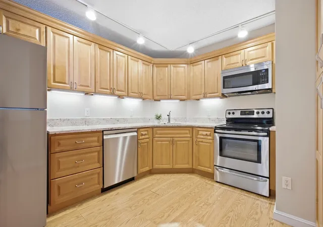 Listing Photo 3 - Condo for sale in building located at 151 Coolidge Ave, Watertown, MA 02472 - Unit #712