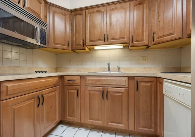 Listing Photo 3 - Condo for sale in building located at 180 Grn St, Melrose, MA 02176 - Unit #411