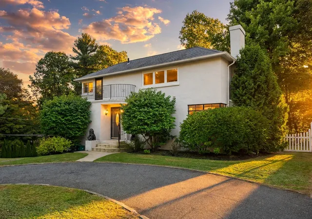 Photo 2 of Single family home for sale at 270 Moreland St, Worcester, MA 01609 | MLS# 73572596 | Listing updated on 2026-09-11