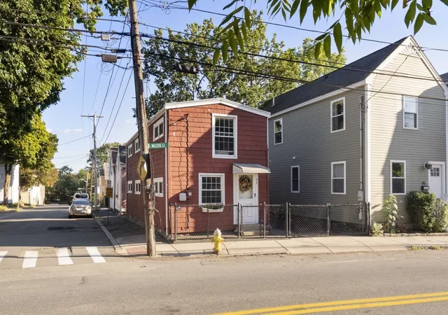 Photo 2 of Single family home for sale at 93 Mason St, Salem, MA 01970 | MLS# 73573590 | Listing updated on 2026-09-12