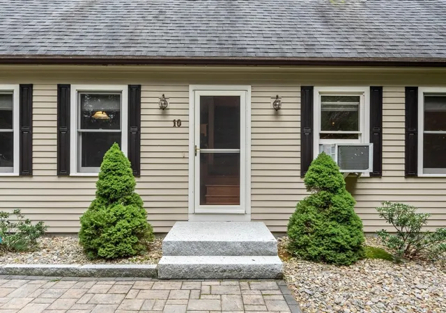 Photo 3 of Single family home for sale at 10 Hog Hl Rd, Pepperell, MA 01463 | MLS# 73575624 | Listing updated on 2026-09-14