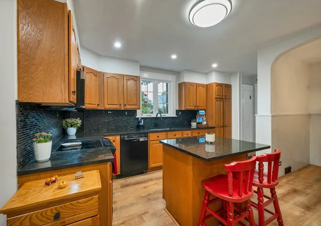 Photo 3 of Single family home for sale at 5 Grant St, North Chelmsford, MA 01863 | MLS# 73574828 | Listing updated on 2026-09-14