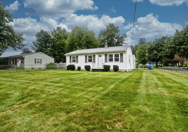 Photo 3 of Sale Pending at 539 Dutchess St, Springfield, MA 01129 | MLS# 73575808 | Listing updated on 2026-10-06