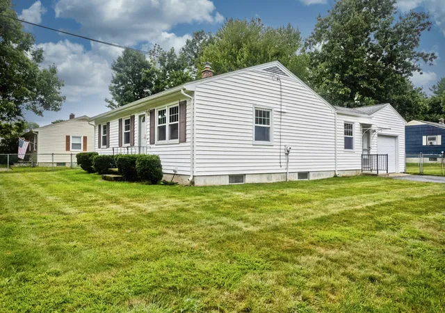 Photo 4 of Sale Pending at 539 Dutchess St, Springfield, MA 01129 | MLS# 73575808 | Listing updated on 2026-10-06